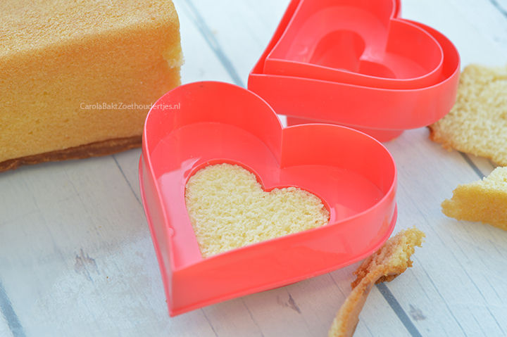 met vorm hartjes uit cake halen