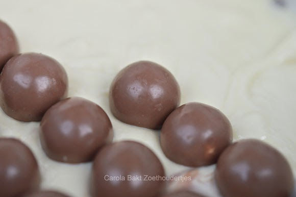 Maltesers in de chocolade duwen