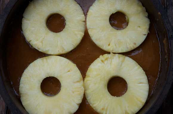 Vier schijven ananas in de pan