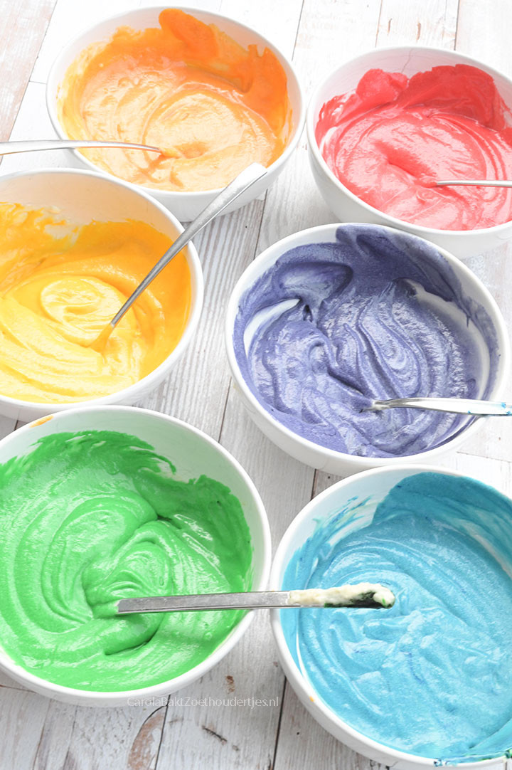verdeel het beslag en kleur het in de regenboogkleuren