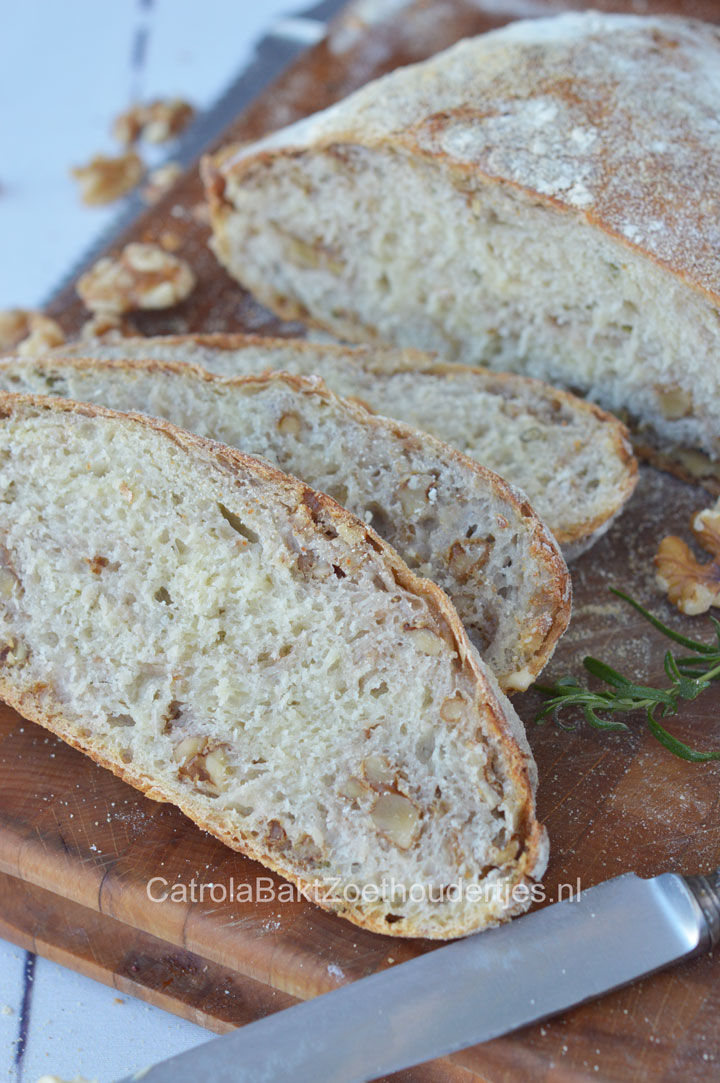 No knead bread met rozemarijn, walnoten en semolina