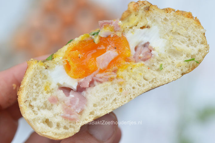 Ei in brood mee gebakken met ham en kaas