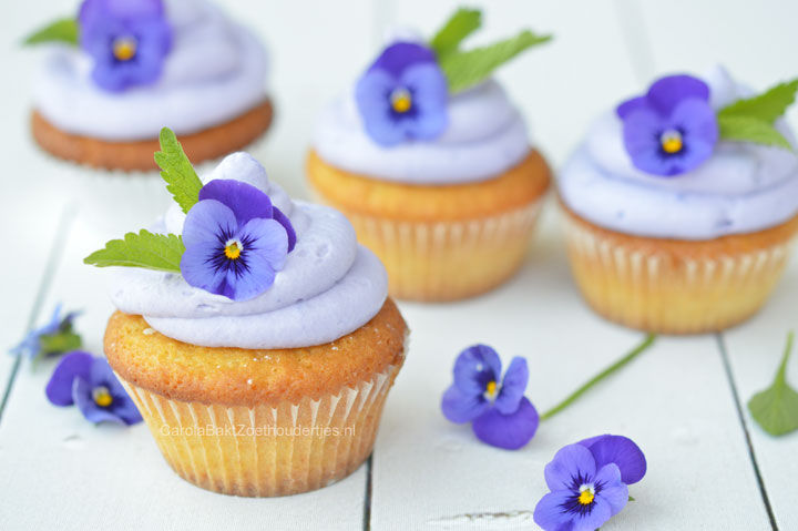 Vanille cupcakes met toef van viooltjessiroop
