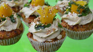 Hartige mini cupcakes met hummus toeven