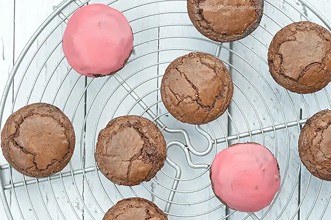 Roze brownie koeken aan op koelrek