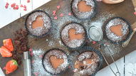 Chocolade cupcake met hart van aardbeien curd