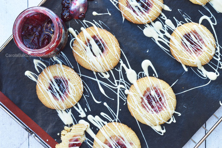 Jamkoekjes met amandelmeel en witte chocolade
