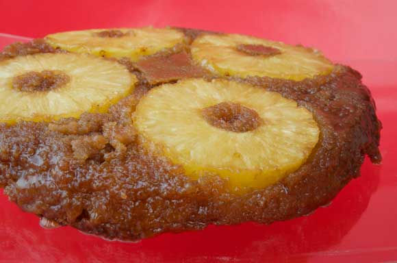 Ananascake op zijn kop