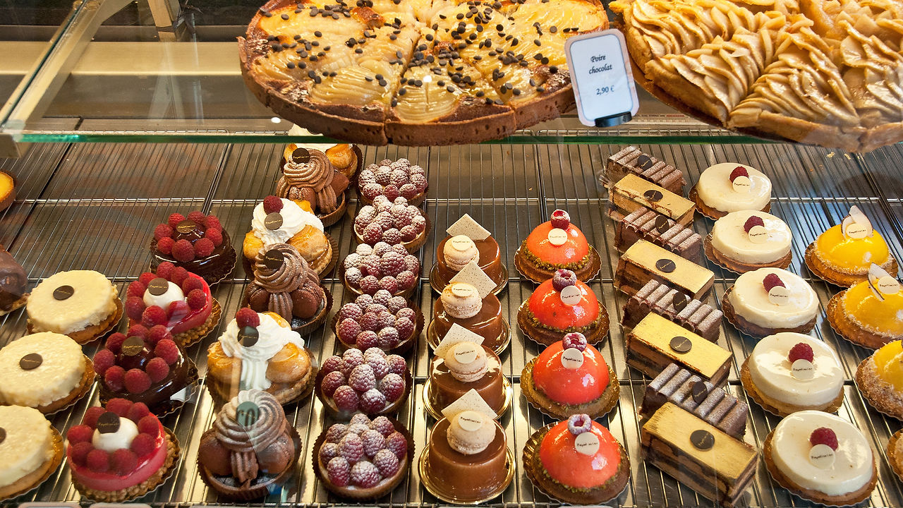 Vintrine met taart, gebak, chocolade