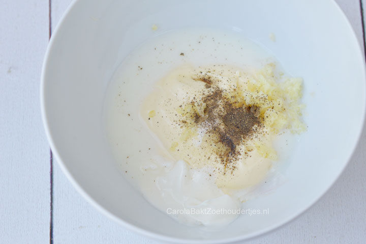 De ingredienten voor knoflooksaus of soarmasaus zelf maken