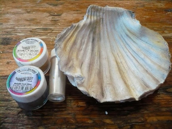 Geef de schelp kleur met eetbare poederdust glans