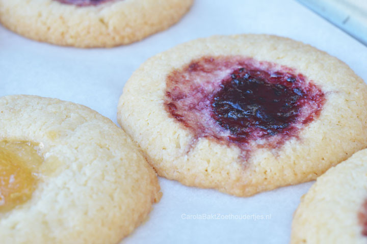 Jamkoekjes met amandelmeel en witte chocolade