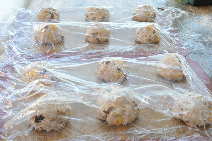 Laat de broodjes rijzen onder plastic