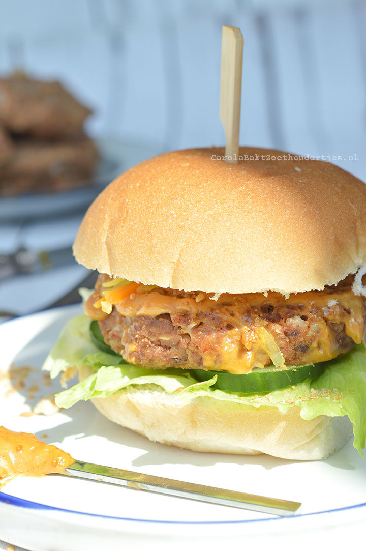 Vega sateburger met pindamayonaise
