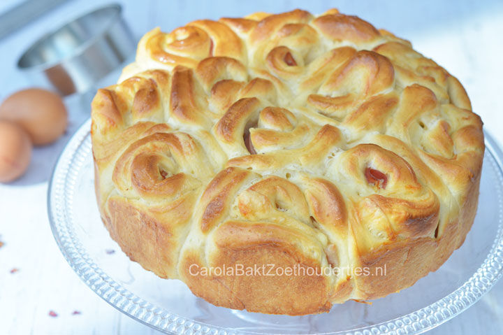 Rozenbroodjes met ham en kaasvulling op glazen plateau