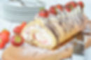 Cakerol maken met slagroom en aardbeien