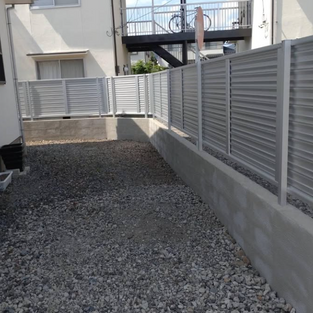 電柱をよけてフェンス設置