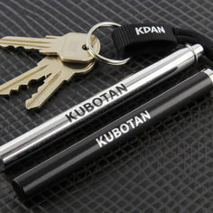 Kubotan on designiltaan usein avaimenperä, jolloin se kulkee mukana ilman, että se näyttää aseelta. Kuva: Budoka.fi