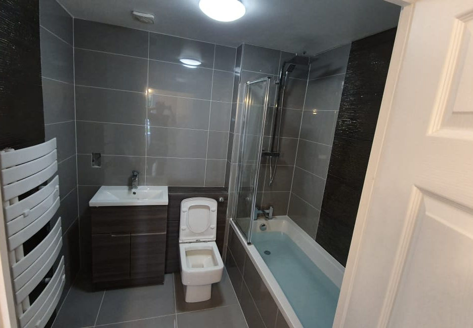 Luxury bathroom decorator london