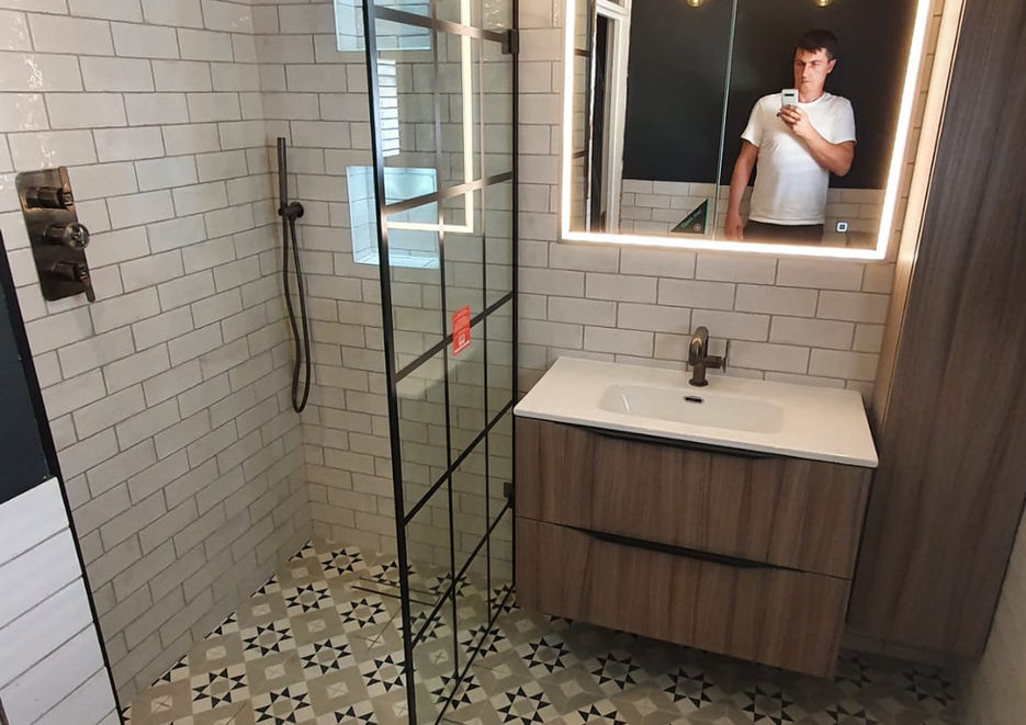 Luxury bathroom decorator london