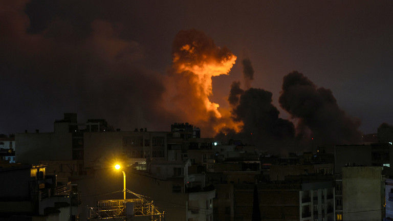 A large plume of smoke rises over Tehran on March 28, 2026 ©Getty Images