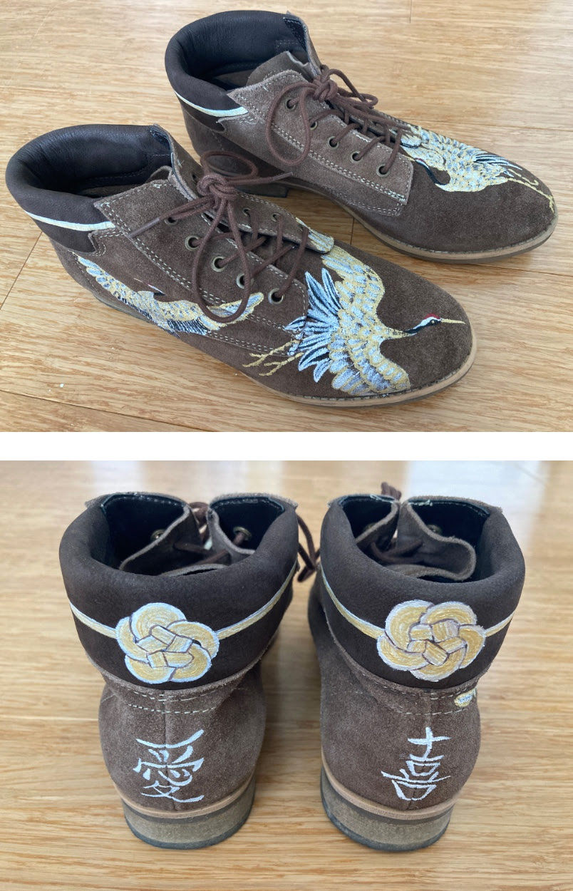 Brown boots with hand-painted cranes and knot patterns in gold and white, with small touches of black and red. Kanji characters on the back add an artistic touch.