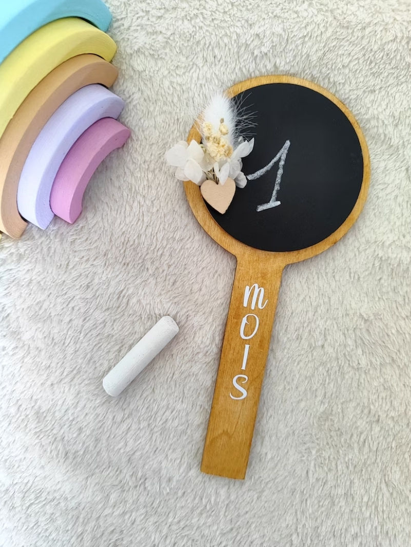 Carte étapes en bois, ardoise et fleurs séchées