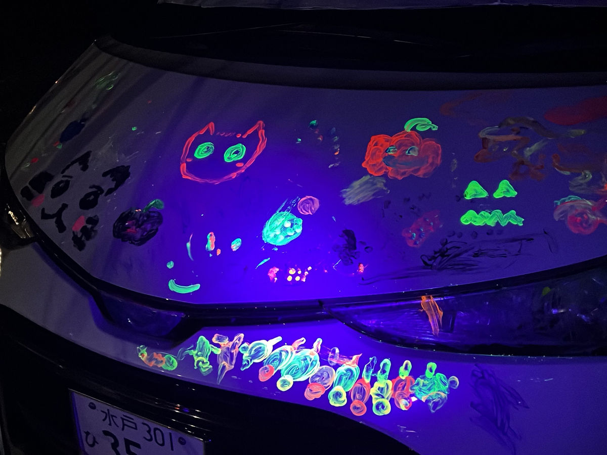 ブラックライトで光る蛍光色のカーペイント