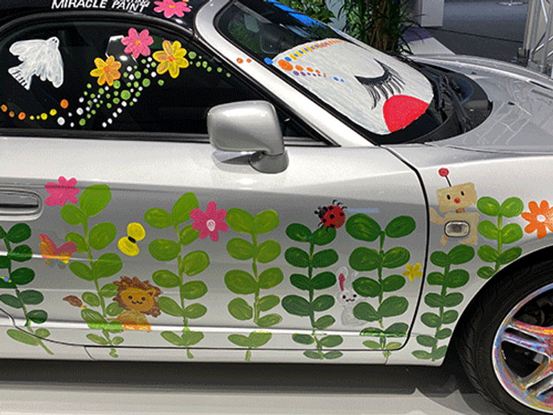 花と葉で飾られた車のボディ