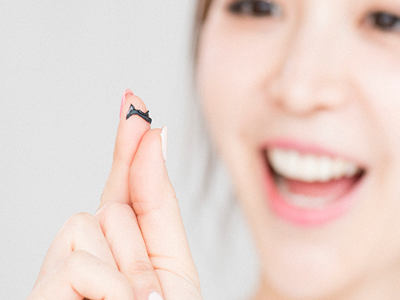 乾いたペイントを指でつまんではがす