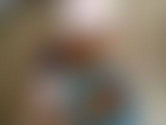 Une fille qui assemble des brochettes de fromage et de légumes en cuisine.