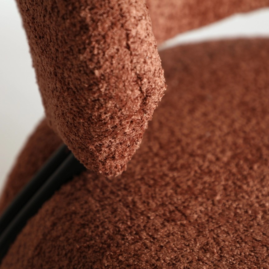 Miniature : Détail du revêtement bouclette rose du fauteuil contemporain Valence