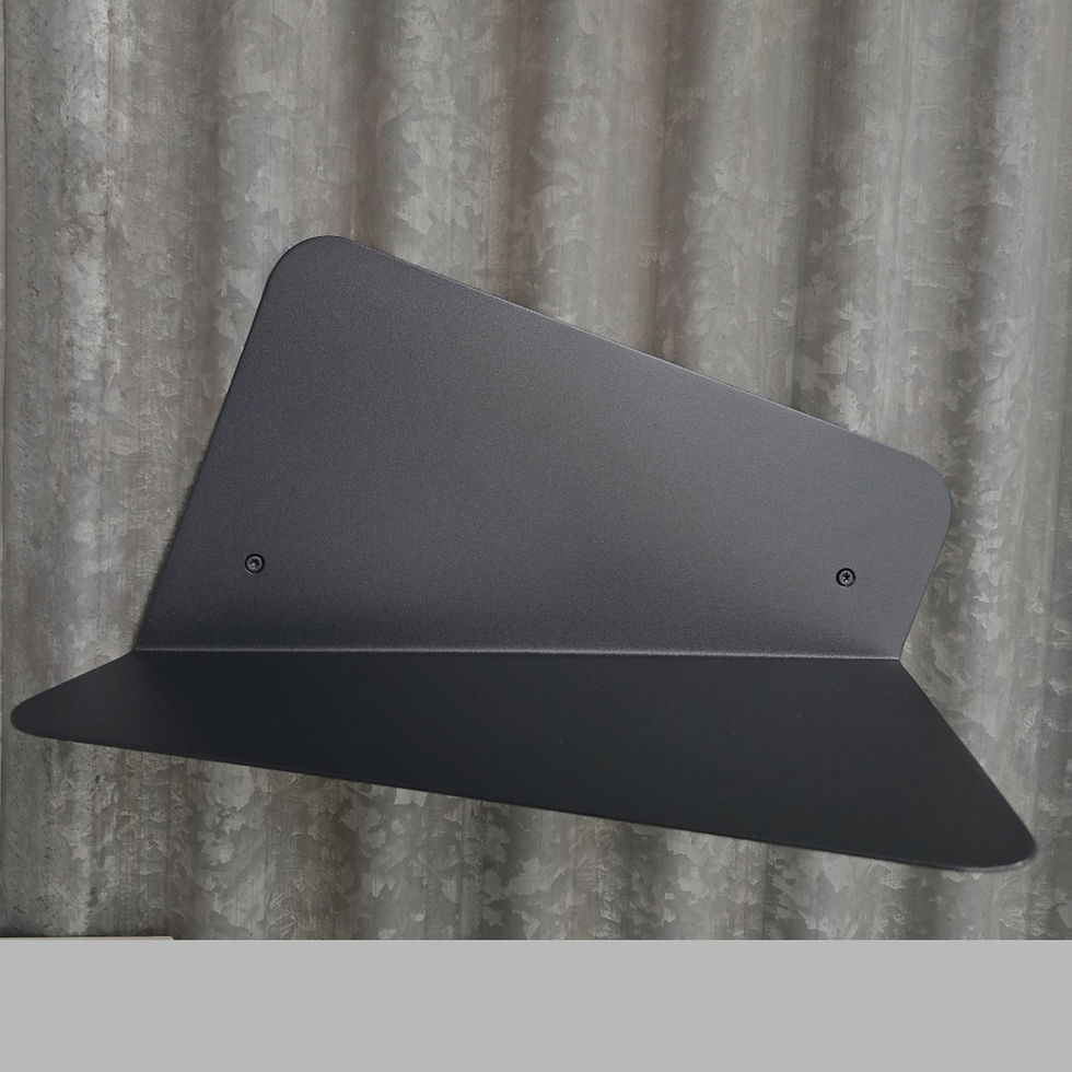 Miniature : Détail d’une étagère murale asymétrique en acier thermolaqué.