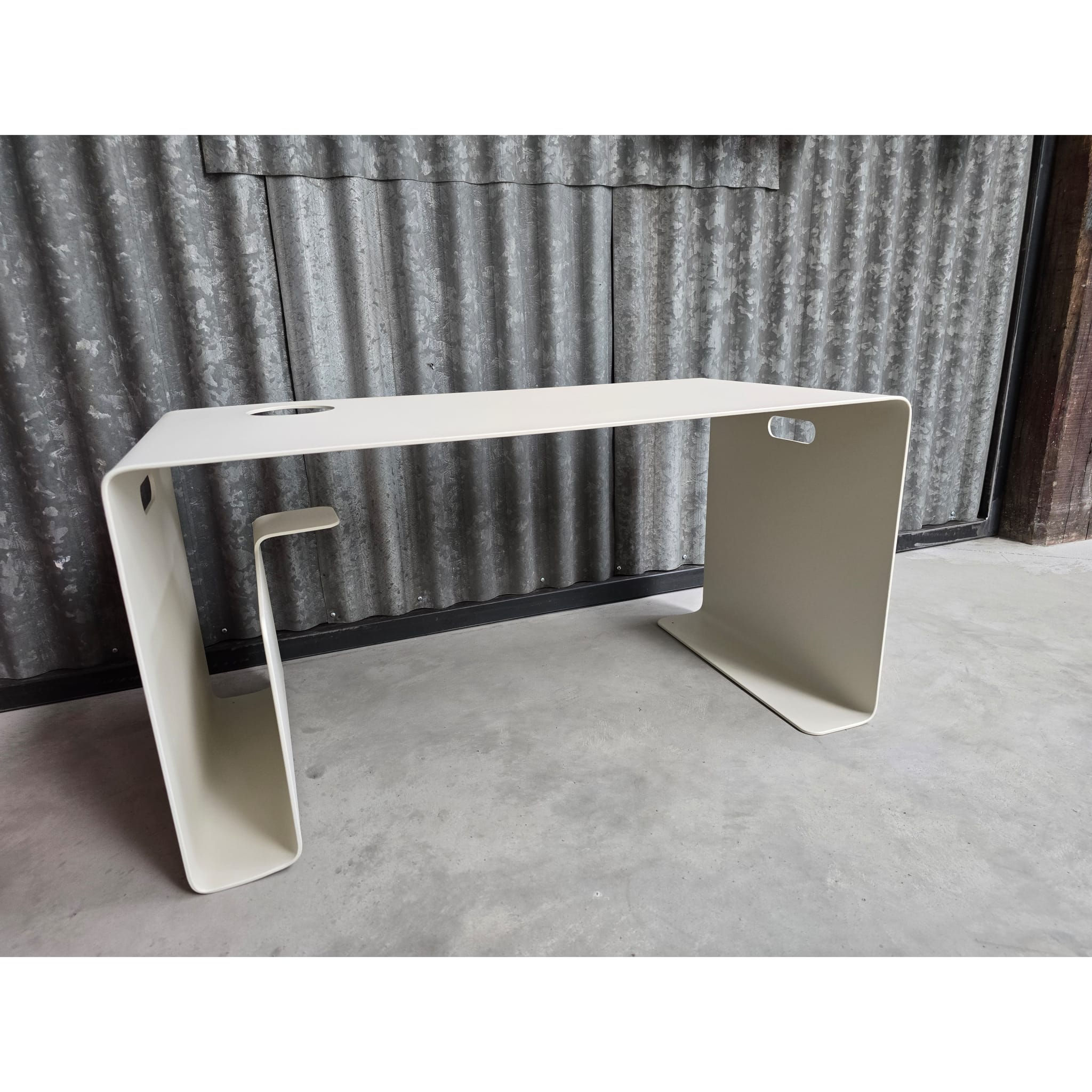 Table basse en acier thermolaqué blanc cassé Esprit Métal avec porte-bouteille intégré.