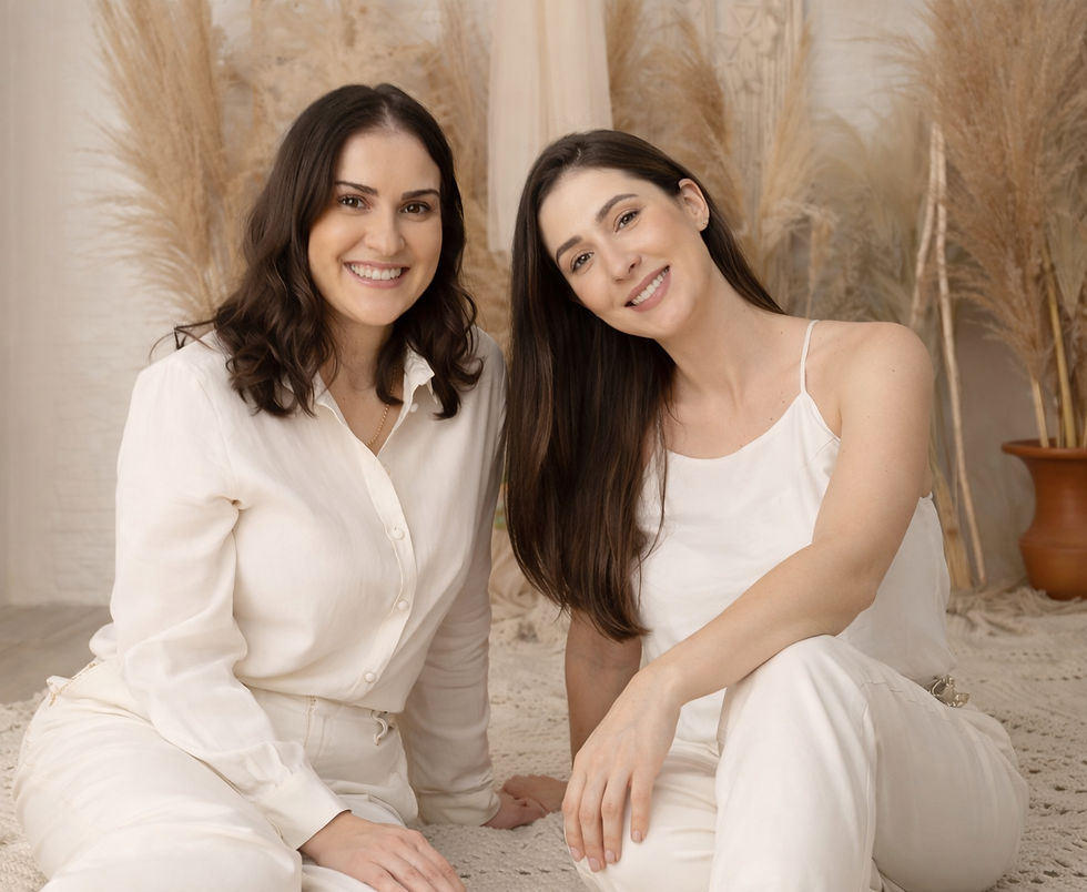 Mulheres sorrindo em ambiente acolhedor (1)_edited.jpg