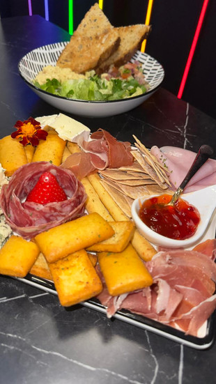 Rainbow Room, Maspalomas gay bar, Cocktails & Kitchen, live shows and games