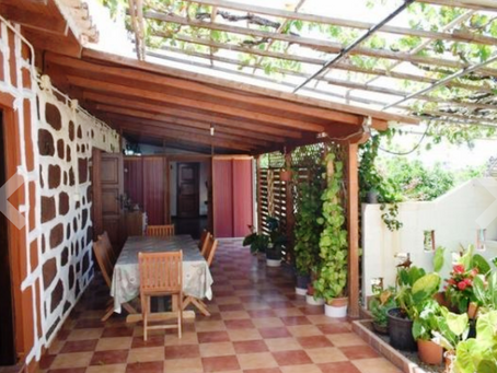 Maison rurale, totalement rénovée, avec vastes terrains : 216 000 €