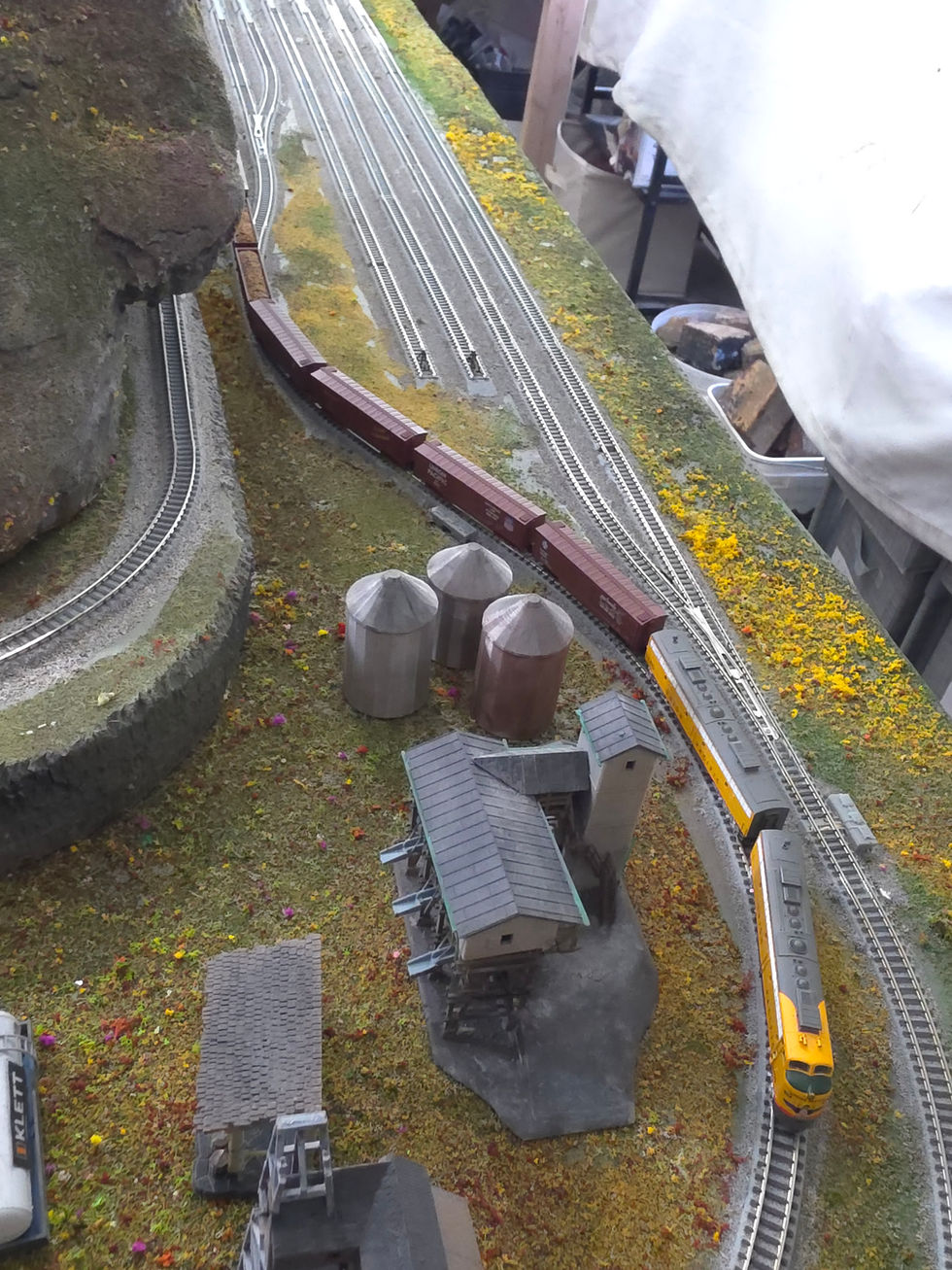Thumbnail: Z11: Double Track Oval w holding - 8' x 27" - SHIPPED IN 2 SECTIONS