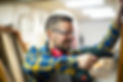 jovem-trabalhador-profissional-carpinteiro-com-oculos-de-protecao-segurando-uma-furadeira-