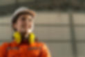 retrato-de-engenheira-asiatica-vestindo-uniforme-e-capacete-de-seguranca-em-pe-confiante-e