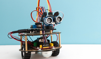 Un enfant construisant un robot LEGO avec un ordinateur portable