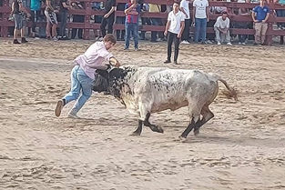 Sete colhidas com dois feridos graves nas largadas da feira