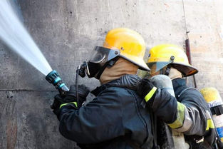 Bombeiros dominam fogo em armazém de Vialonga