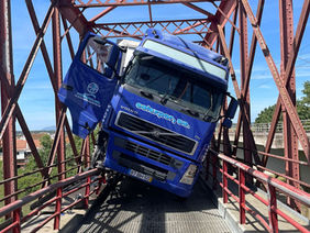 Camião “entalado” bloqueou Ponte D. Amélia