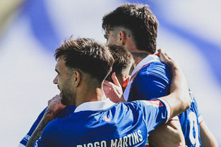 Alverca bate Mafra e já lidera