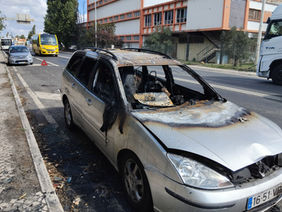 Fogo consome carro na entrada Norte de Vila Franca