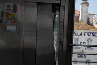 Elevador continua avariado à espera de peças