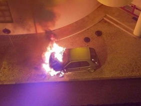 Veículo em chamas mobiliza bombeiros