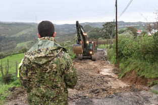 Militares recuperam estradas no concelho de Arruda