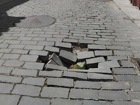 Ruas da zona antiga de Vila Franca com muitos buracos